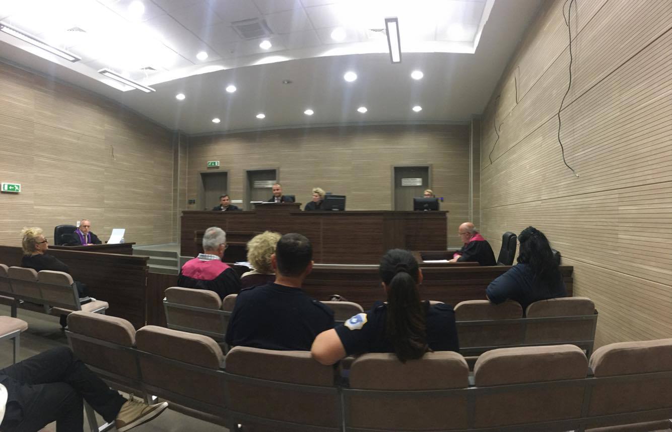 konusda yalangoch otirdi Qora erkak anusni sikadi.