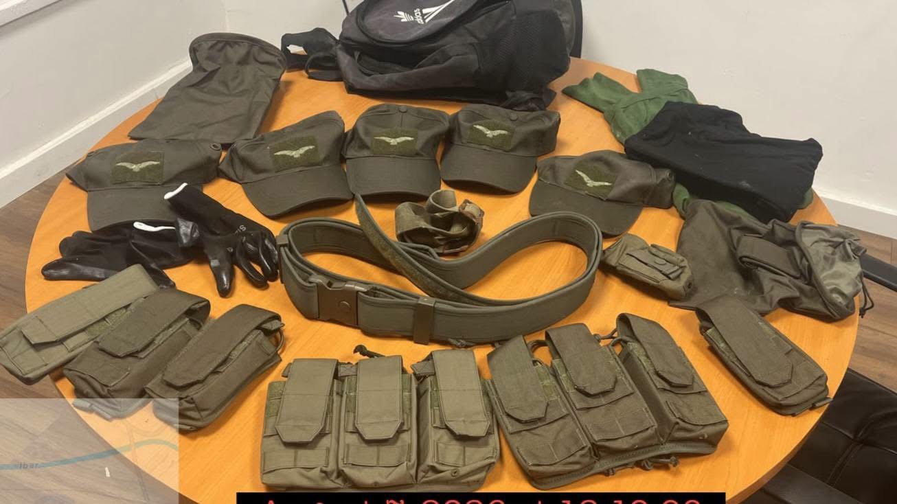Policia gjen veshje dhe pajisje ushtarake të fshehura në një pusetë në veri